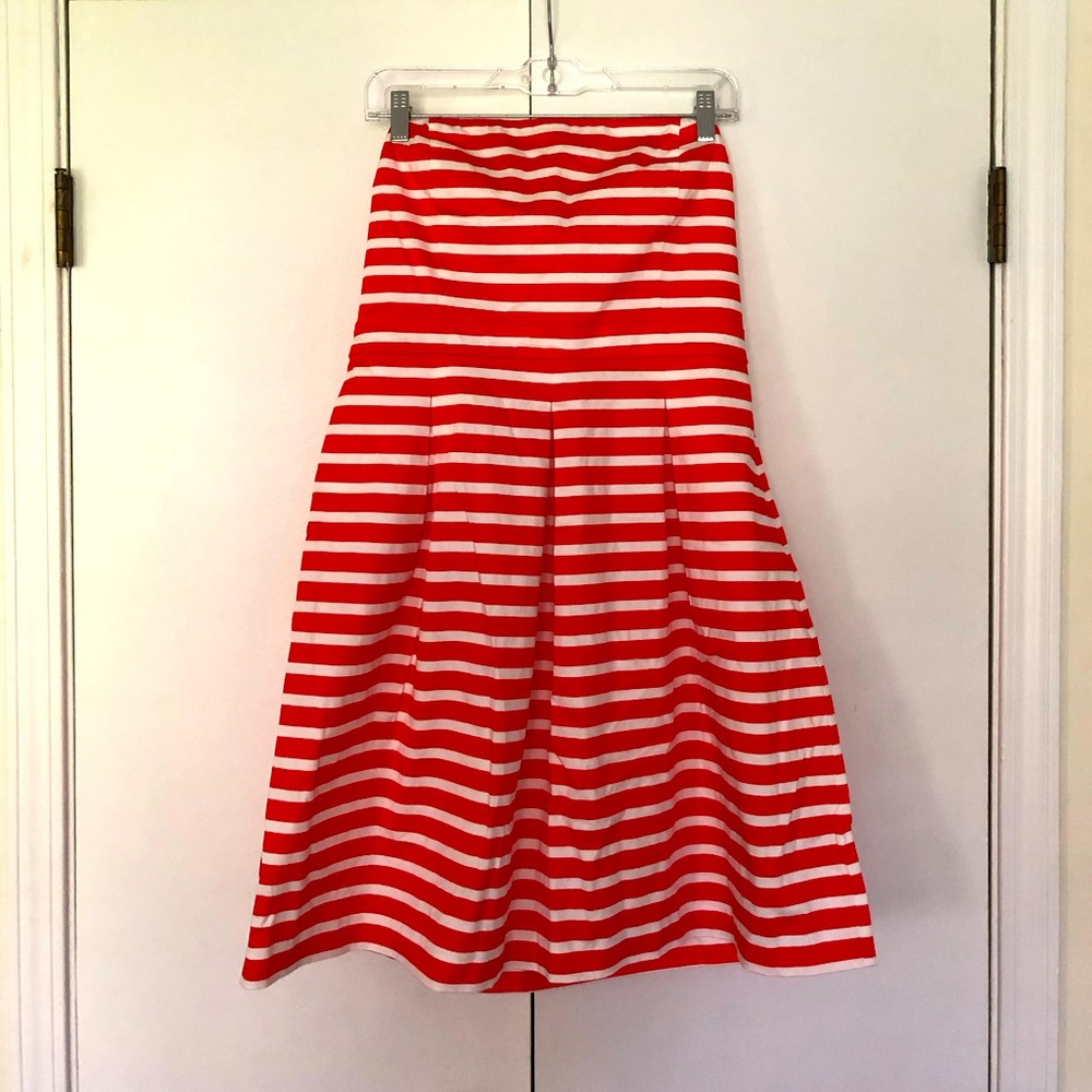 Strapless fit & flare dress with orange & white stripes & side pockets.